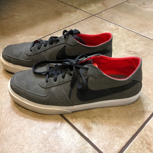 Nike’s - Picture 1 of 6